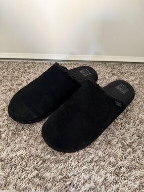 Brand New Men’s Black REEF Slippers